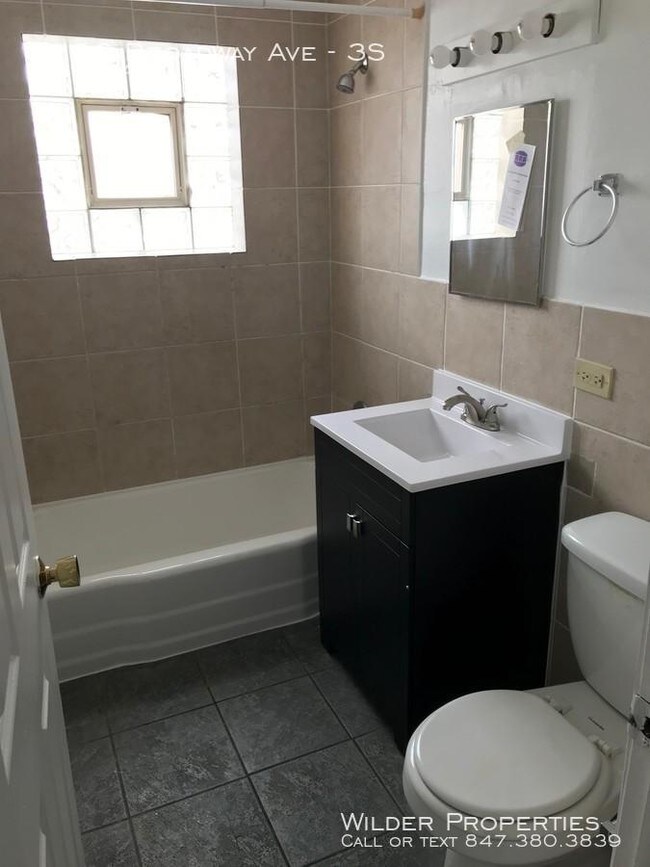 Building Photo - 2 bedroom in North Chicago IL 60064
