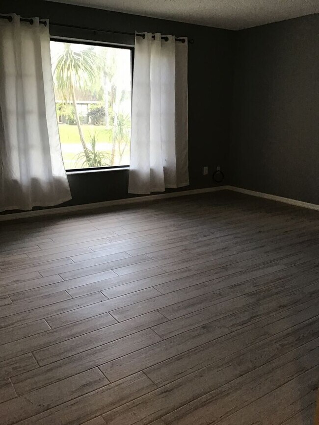 Building Photo - Spacious Home near the Crosstown Parkway