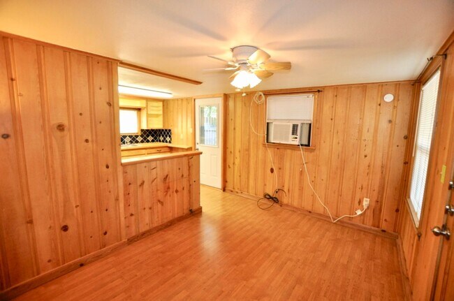 Foto del edificio - FOR LEASE! 1 BR - 1 BA - 1 Car Garage -  680 sf - Two-Story Apartment in a a Great Location Near ...