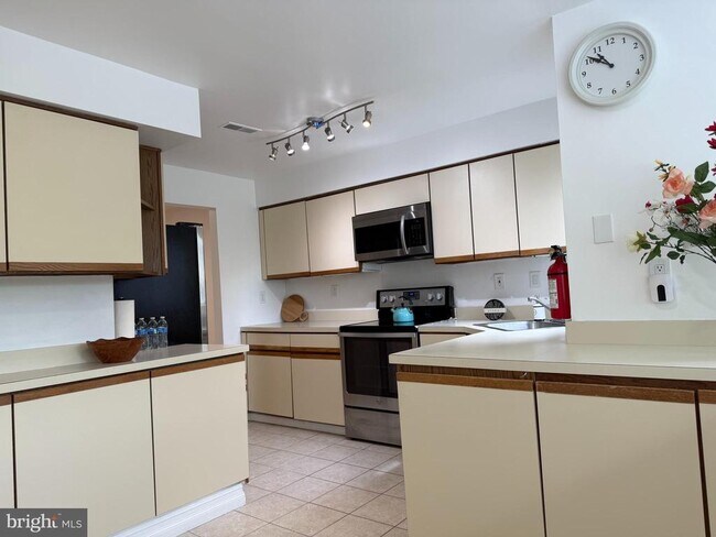 Building Photo - 828 Chanticleer