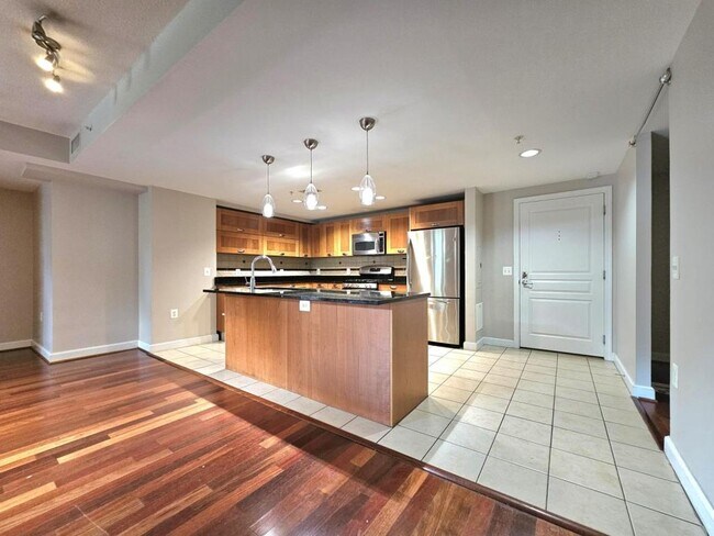 Foto del edificio - 2451 Midtown Ave