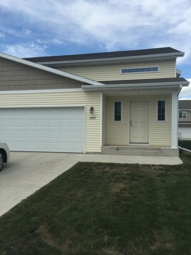 Building Photo - 3 Bed 2 Bath Twin home