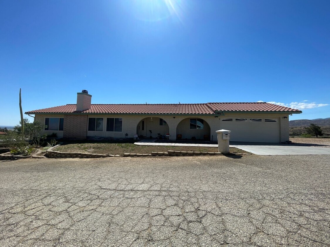 Foto principal - Palmdale 3 Bedroom + 2 Bathroom