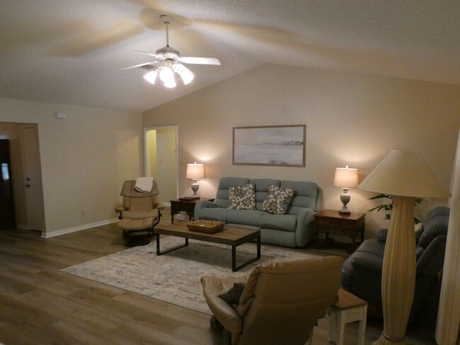 Building Photo - Fully Furnished 4BR/3BA Home in Gulf Breez...