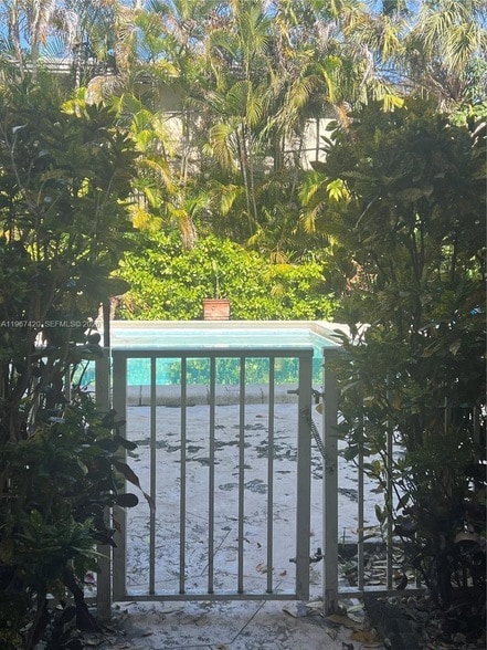 Foto del edificio - 427 Santander Ave