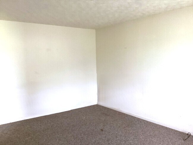 Foto del edificio - Spacious 3-Bed, 2.5-Bath Ranch-Style Home with Garage & Patio