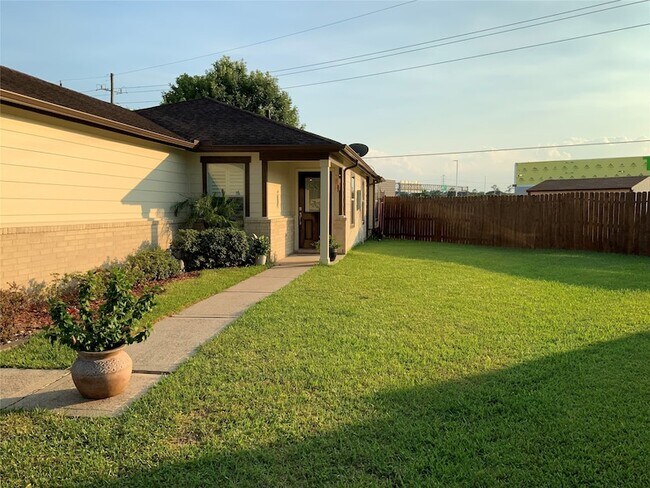 Building Photo - 15506 Red Pine Ridge Way