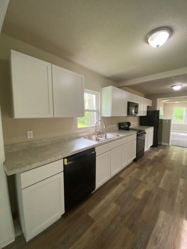 Building Photo - Updated 3 Bedroom 2.5 Bathrooms