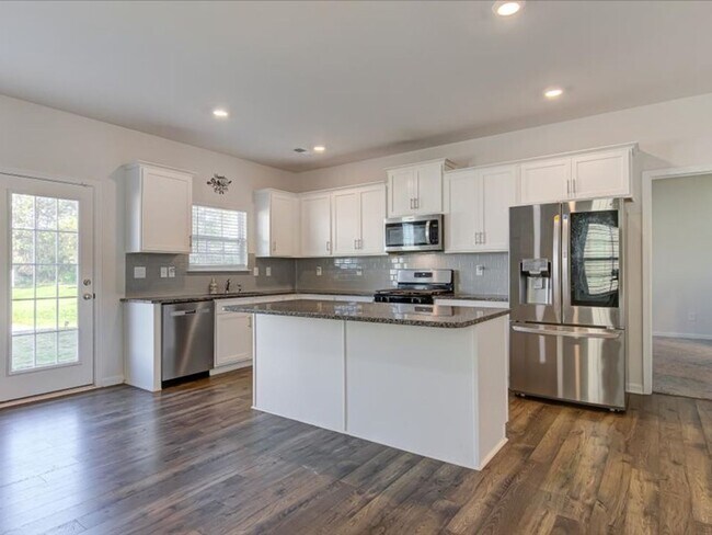 Building Photo - Beautiful 4 Bed, 3.5 Bath Rental with Gran...