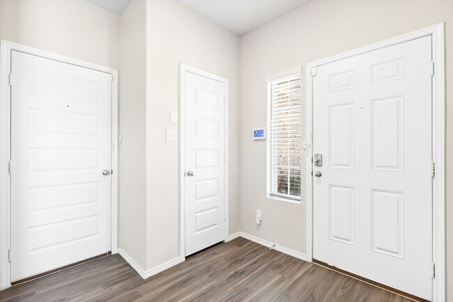 Building Photo - Charming Home Awaits: Spacious & Modern Li...