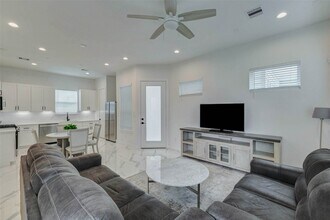Building Photo - 5727 Elysian St