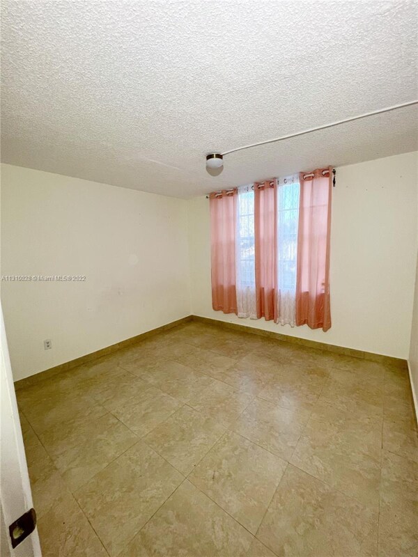 Building Photo - 9350 Fontainebleau Blvd
