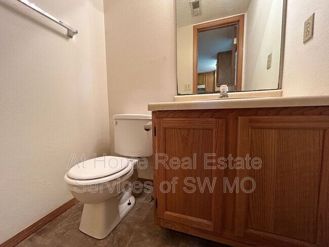 Foto del edificio - 1183 W Hall St