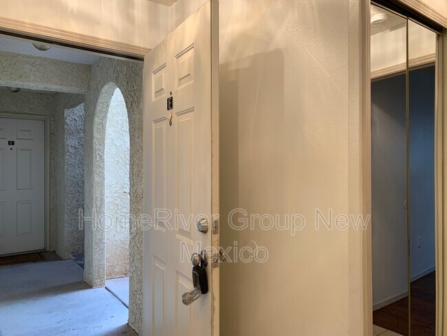 Building Photo - 807 Country Club Dr SE