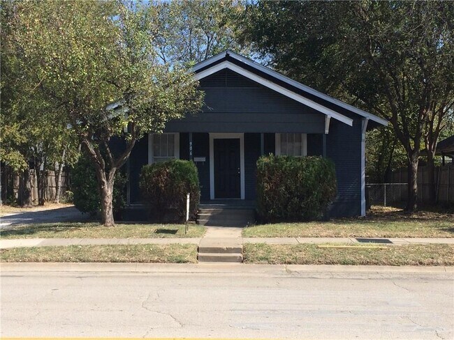 Building Photo - 906 N Bell Ave