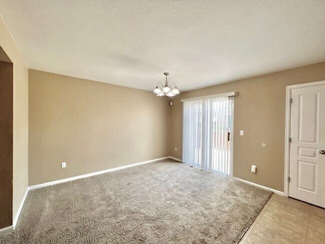Foto del edificio - Two Story 3 Bedroom 1.5 Bath Home
