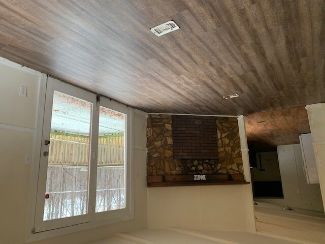 Foto del edificio - 245 Deerfoot Rd