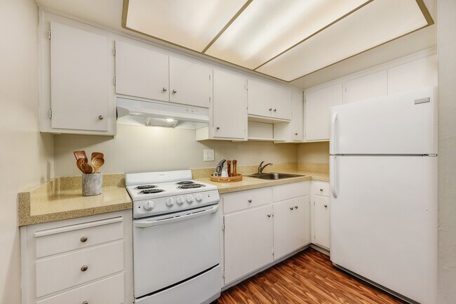 Traditional Classic 1x1 Kitchen - Fayette Arms Apartments