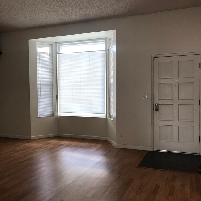 Family room with bay window - 2831 Treat Blvd