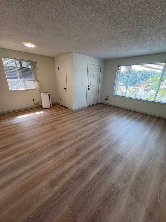 Building Photo - 102 W Cora Ave