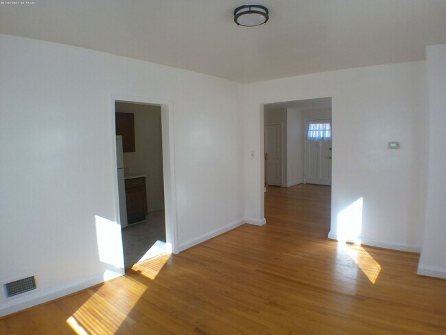 Foto del edificio - 1317 E Northern Pkwy