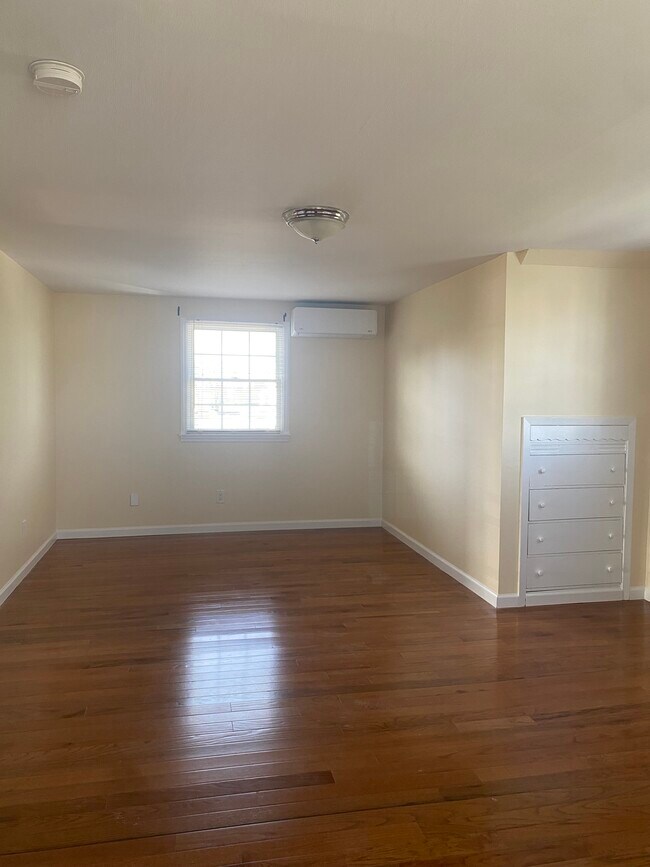Large Bedroom - 2A Cecil Pl