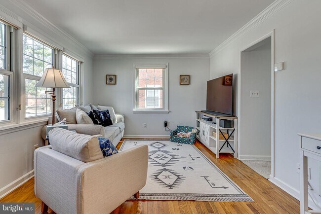 Foto del edificio - 10837 Warwick Ave