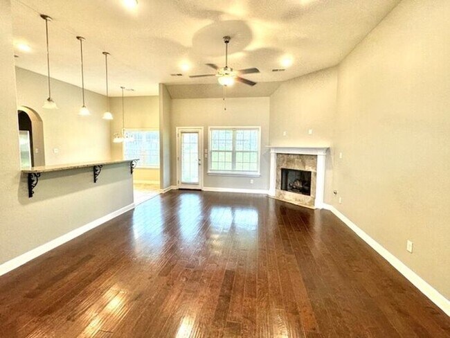 Foto del edificio - Now Leasing a 4 bedroom 3 bath home in Oli...