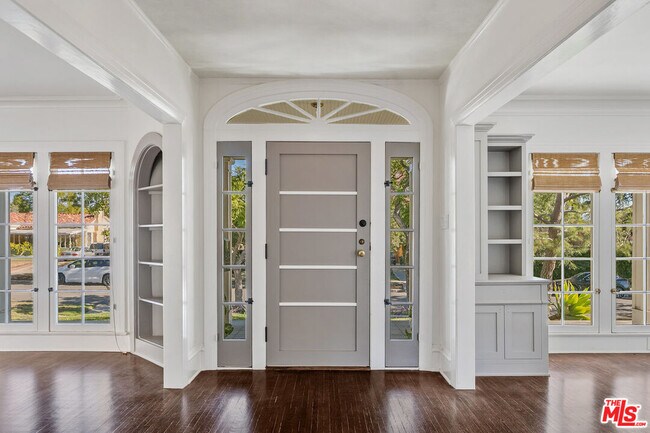 Building Photo - 575 N Beachwood Dr