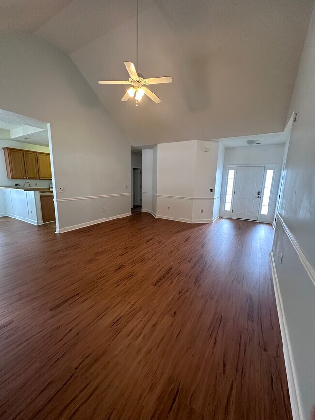 Foto del edificio - 117 Jessica Lakes Dr