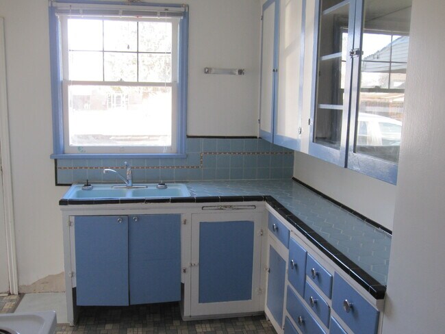 Building Photo - 602 S 8th Ave