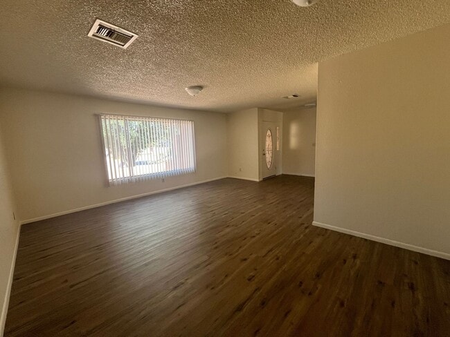 Building Photo - Spacious 3 bedroom with den.