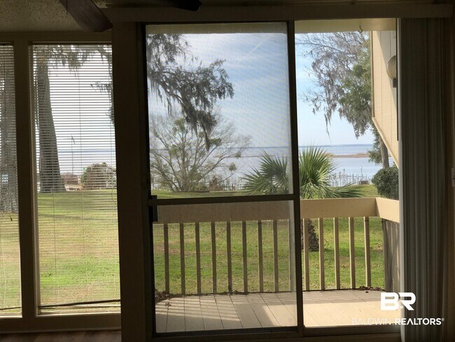 Building Photo - 1009 Sea Cliff Dr N