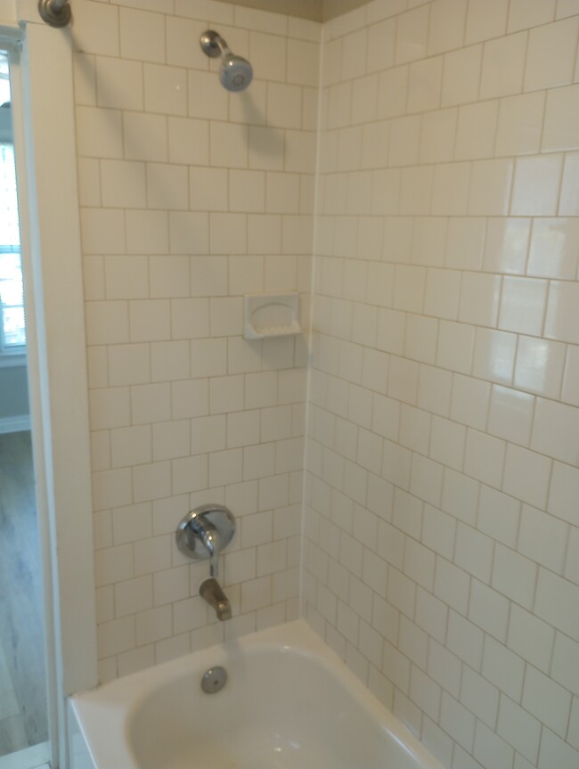 Building Photo - 912 E 39th ST