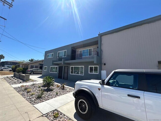 Building Photo - Upgraded Top Floor End Unit in the Heart o...