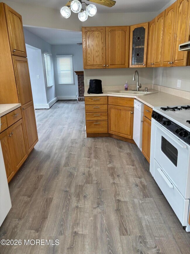 Building Photo - 507 Riverside Dr S