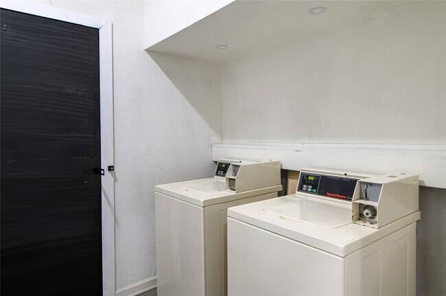 Foto del edificio - 4705 Lyons Ave