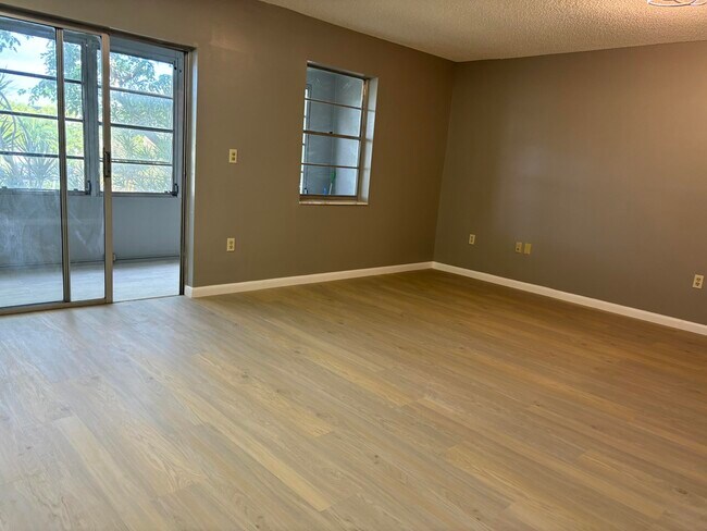 Building Photo - 4980 E Sabal Palm Blvd