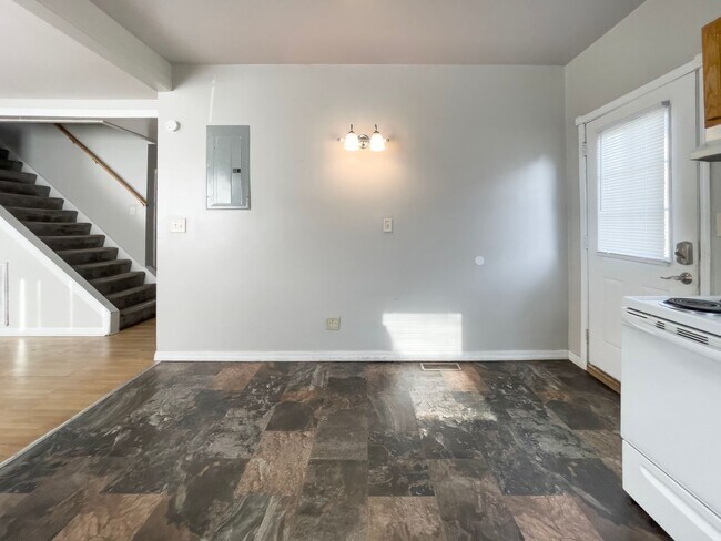 Foto del edificio - PRELEASING for AUGUST! Close to Campus