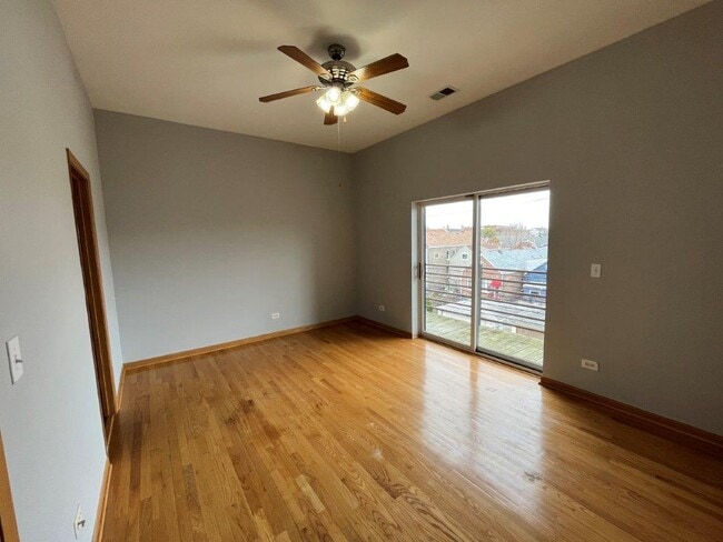 Building Photo - 1918 W Cermak Rd