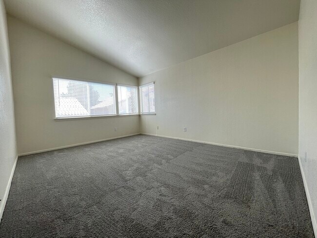 Foto del edificio - To schedule a viewing, call Wally Fellman ...