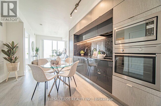 Building Photo - 10 York St