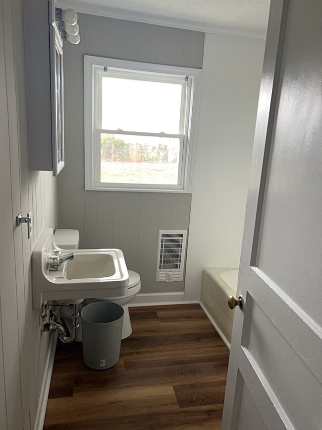 Foto del edificio - 300 E Parkview Dr