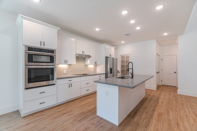 Building Photo - 3203 Hemingway Dr