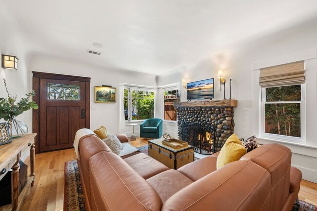 Building Photo - Classic Craftsman in University Heights