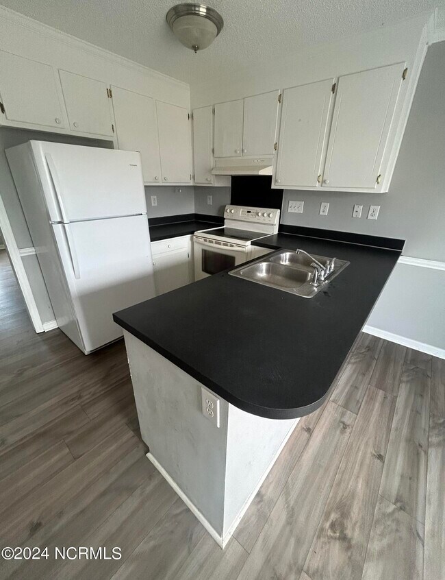 Building Photo - 2300 Vineyard Dr