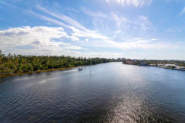 Foto del edificio - 900 NE Spanish River Blvd