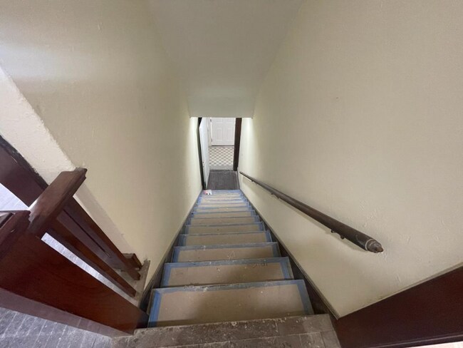 Building Photo - 327 N Maple Ave