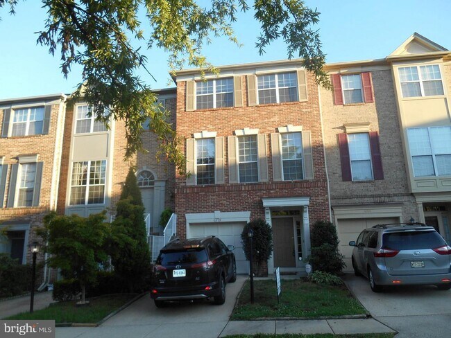 Building Photo - Effortless Living: Spacious Townhome with Wood Floors