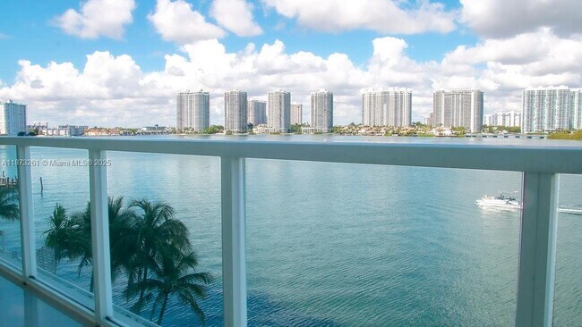 Foto del edificio - 18100 N Bay Rd